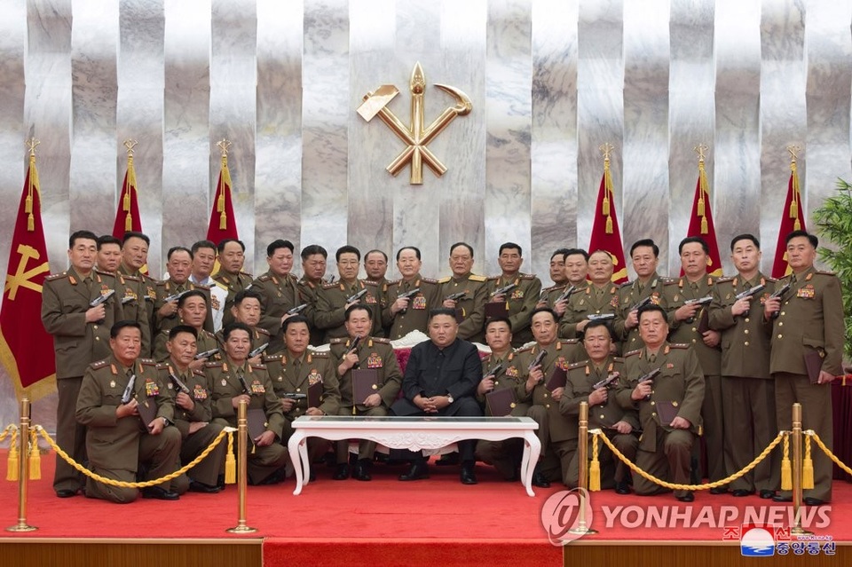Ông Kim Jong-un tặng súng đặc biệt cho quân nhân Triều Tiên - 1 Ông Kim Jong-un tặng súng đặc biệt cho quân nhân Triều Tiên - 1
