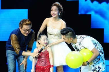 Minh Hằng massage cho thí sinh nhí ngay trên sân khấu