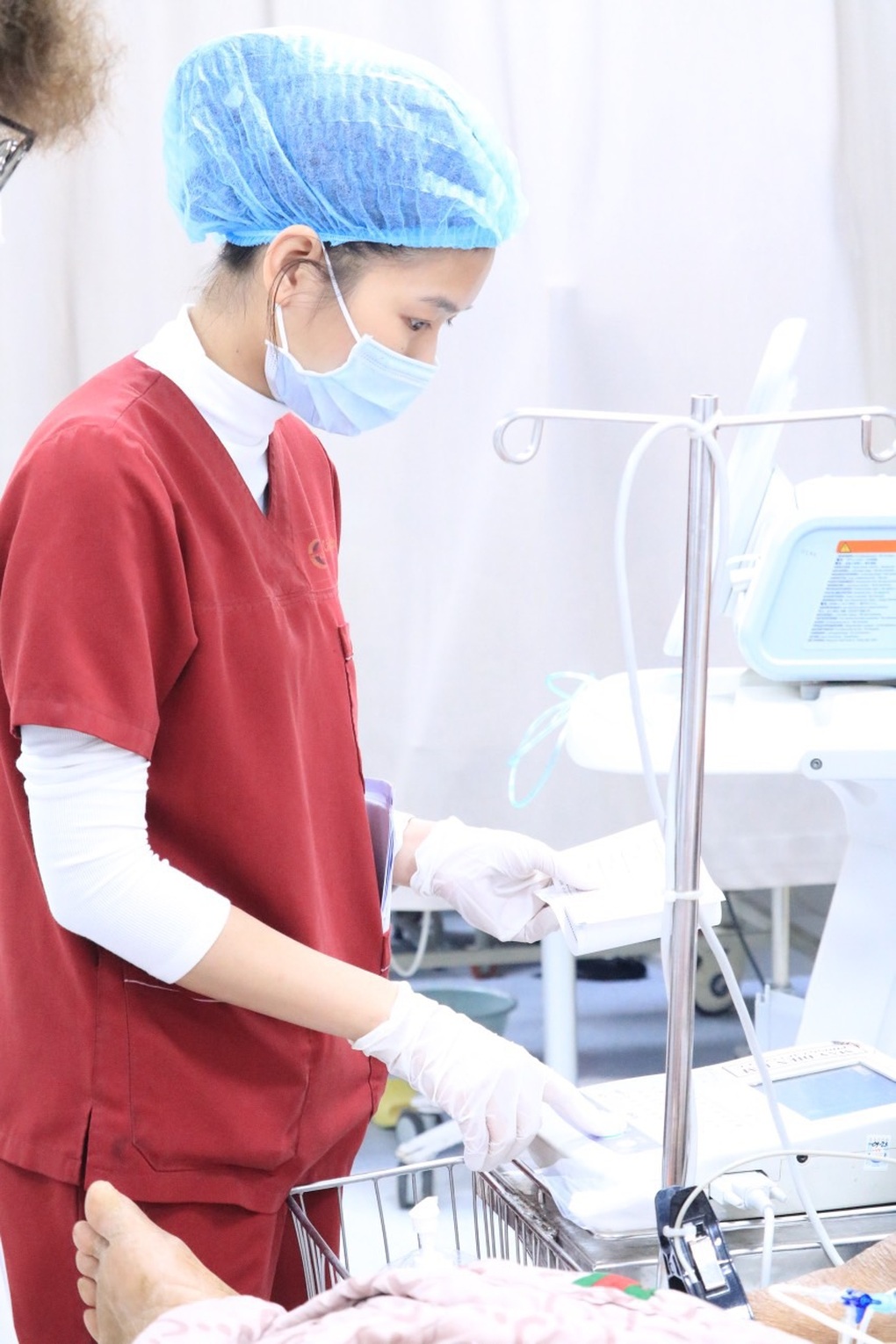 Điều dưỡng A9 cứu người trong quán ăn: Định mệnh nhờ máy bay bị trễ - 2 Điều dưỡng A9 cứu người trong quán ăn: Định mệnh nhờ máy bay bị trễ - 2