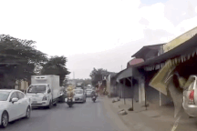 Pha đi lấn làn đường ngược chiều và cái kết khiến nhiều người hài lòng