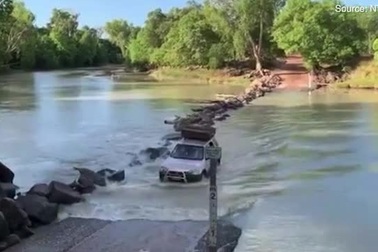 Lái xe băng qua khúc sông "tử thần"