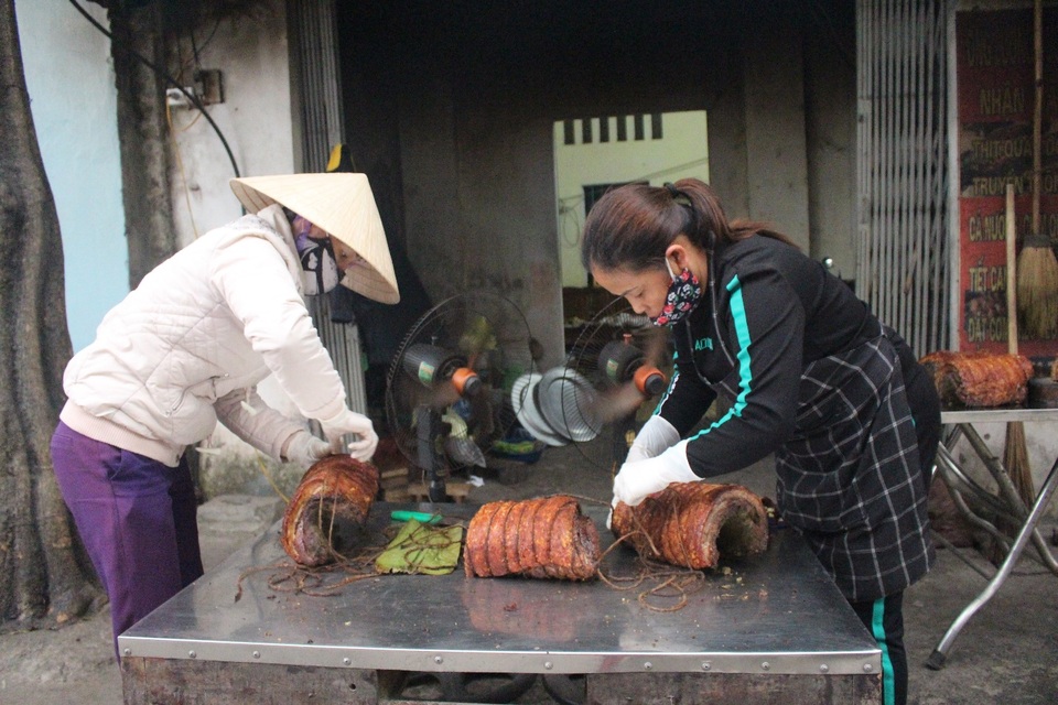Đặc sản thịt bọc đòn tre, nướng trên than suốt 4 tiếng ở ngôi làng cổ - 9 Đặc sản thịt bọc đòn tre, nướng trên than suốt 4 tiếng ở ngôi làng cổ - 9