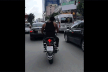 Lí do để thanh niên ngang nhiên đi xe máy không cần mũ bảo hiểm