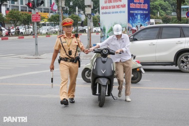 Loạt học sinh, phụ huynh vi phạm giao thông bị CSGT Hà Nội xử phạt