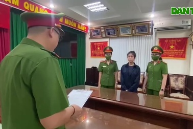 Công an TPHCM đọc lệnh bắt "cô tiên" Trúc Phương, người mẫu An Tây