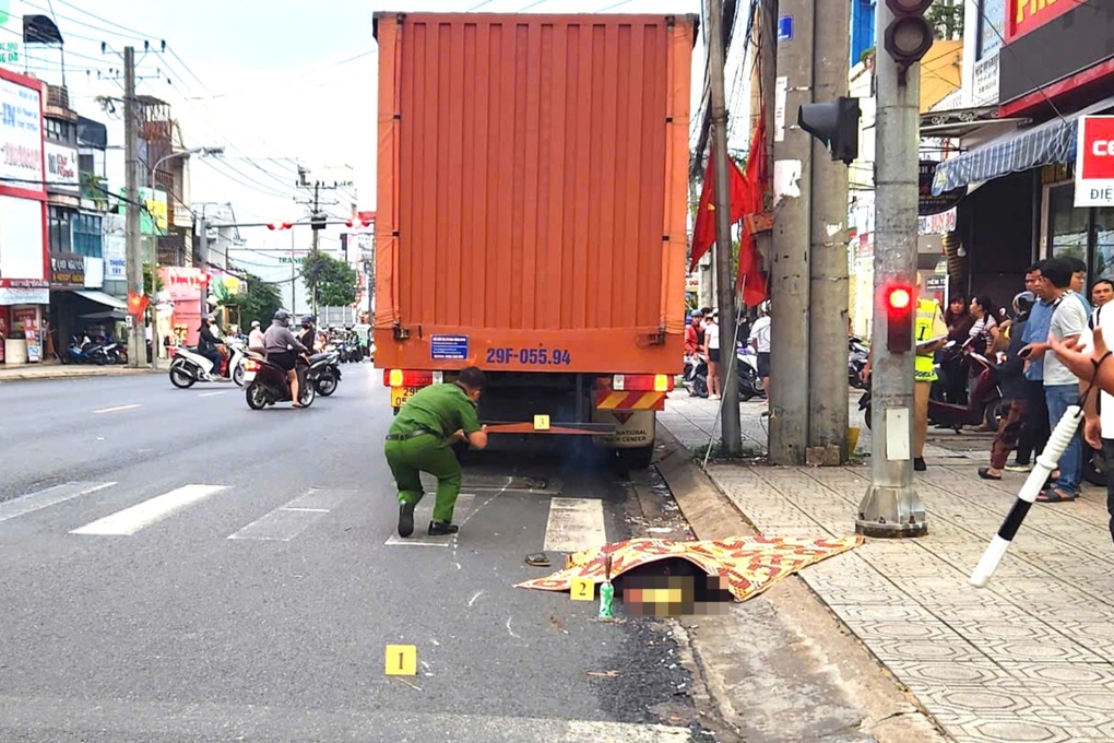 Vụ ô tô không người lái tông chết người chờ đèn đỏ: Tạm giữ tài xế xe tải - 1 Vụ ô tô không người lái tông chết người chờ đèn đỏ: Tạm giữ tài xế xe tải - 1