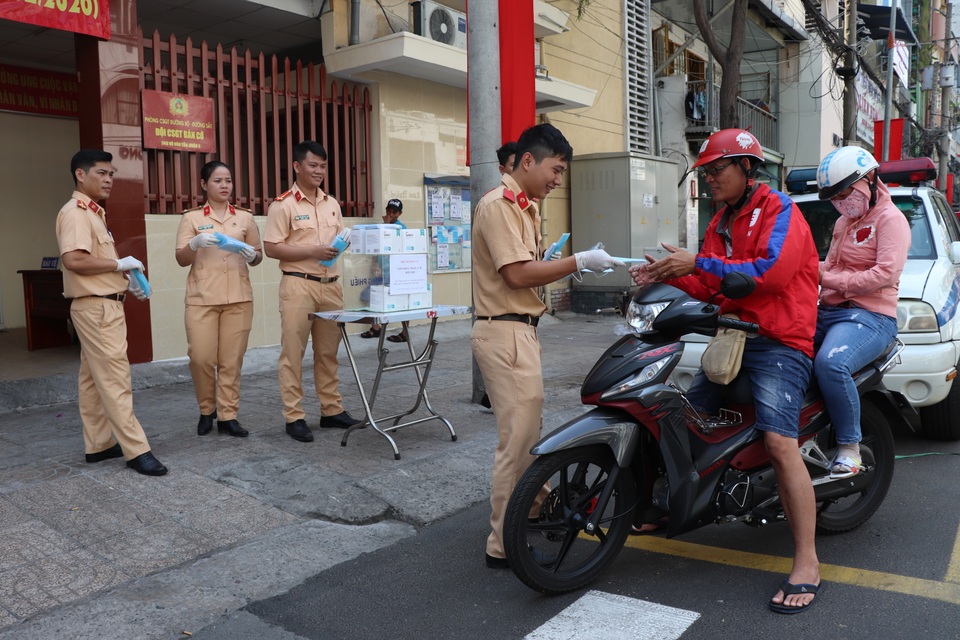 CSGT TPHCM phát khẩu trang miễn phí cho người dân phòng bệnh Corona - 16 CSGT TPHCM phát khẩu trang miễn phí cho người dân phòng bệnh Corona - 16