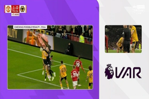 Công nghệ VAR bị chỉ trích khi từ chối thổi phạt đền với Man Utd