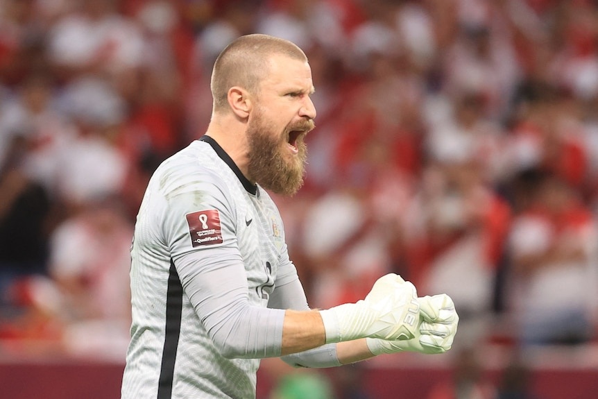 Thủ môn nhảy nhót, khiến đối thủ rối mắt giúp Australia dự World Cup - 1