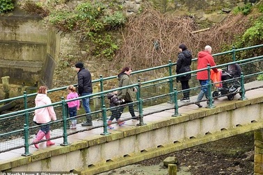 Cách nhau cây cầu, bên này "giãn cách xã hội", nửa kia thoải mái giao lưu