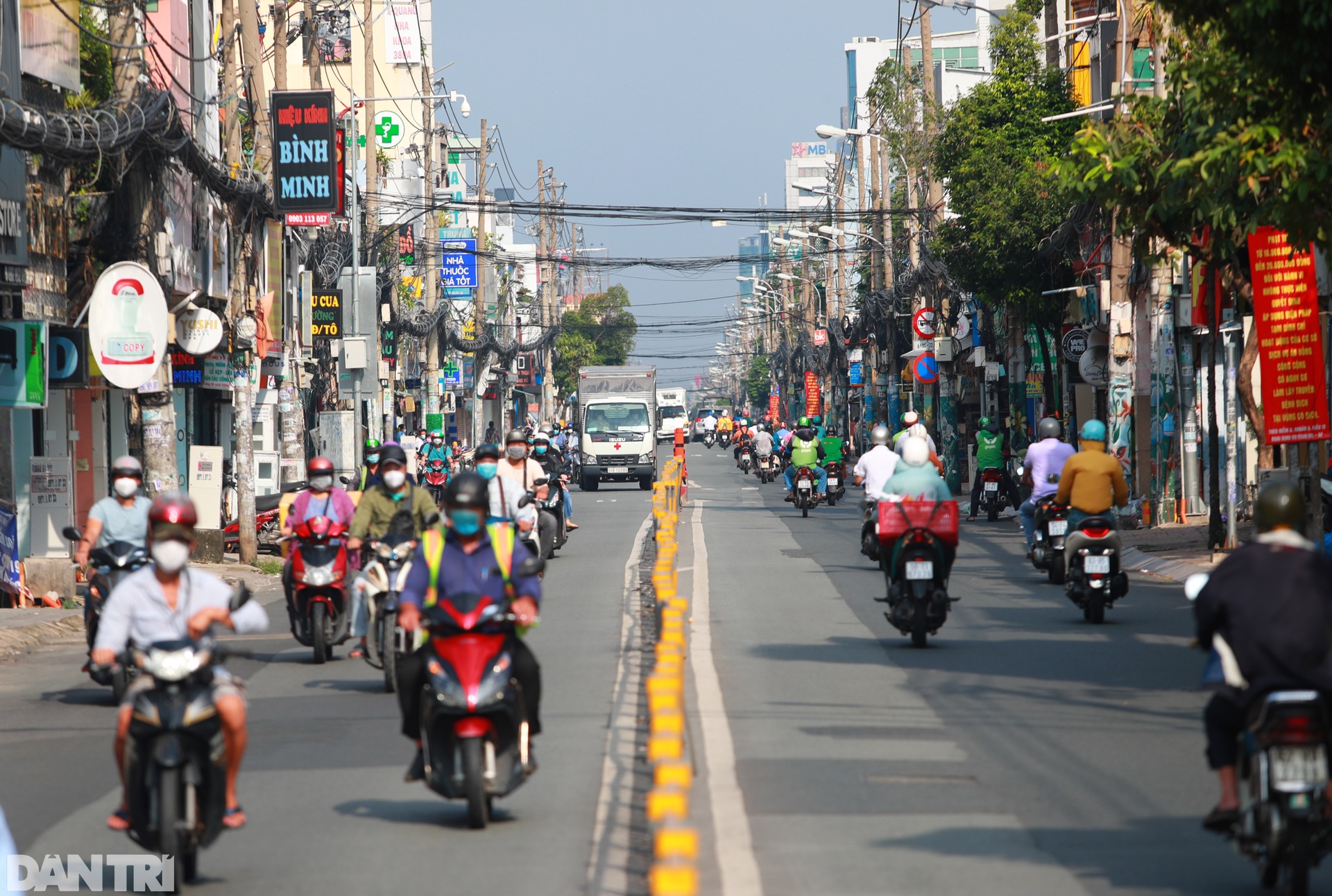 Đường phố TPHCM trước nới lỏng giãn cách: Sáng nhộn nhịp, chiều ùn ứ - 5 Đường phố TPHCM trước nới lỏng giãn cách: Sáng nhộn nhịp, chiều ùn ứ - 5