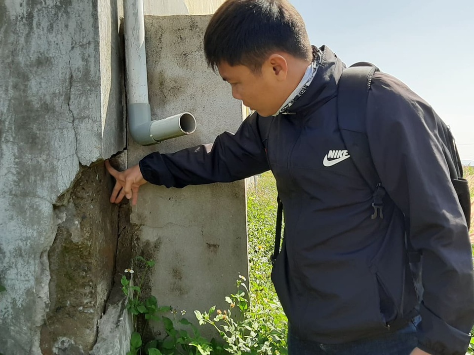 Trường mới xây hơn 13 tỷ đồng đã bị sụt lún, nứt móng, thầy trò không dám vào học - 3 Trường mới xây hơn 13 tỷ đồng đã bị sụt lún, nứt móng, thầy trò không dám vào học - 3