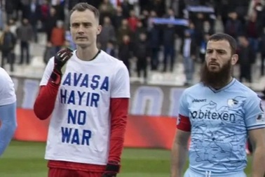 Tranh cãi cầu thủ Thổ Nhĩ Kỳ từ chối mặc áo ủng hộ Ukraine