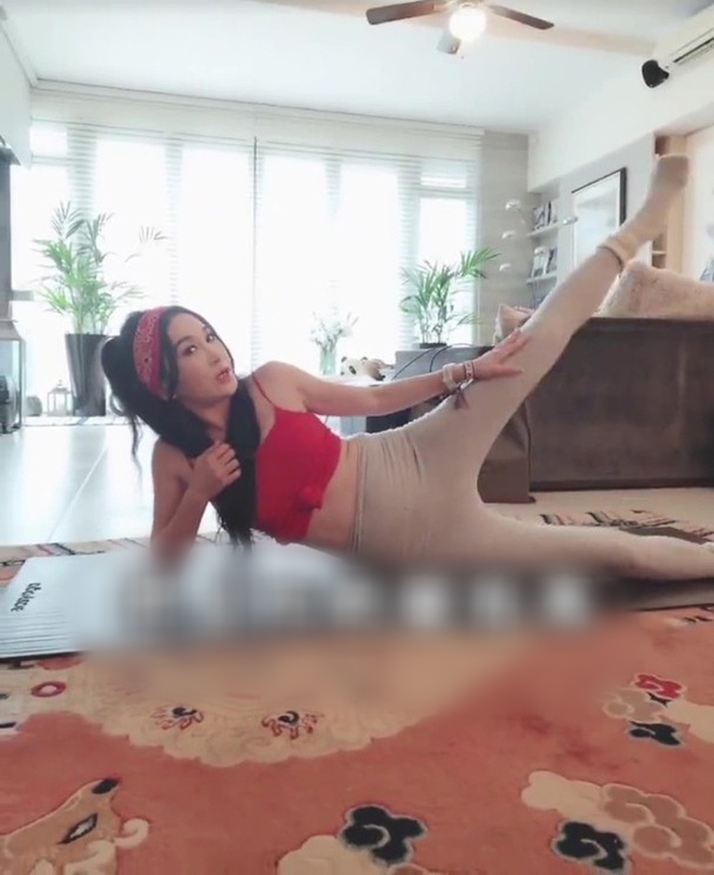 Phan Kim Liên đẹp nhất màn ảnh diện áo tắm, khoe eo thon đón tuổi 56 - 6 Phan Kim Liên đẹp nhất màn ảnh diện áo tắm, khoe eo thon đón tuổi 56 - 6