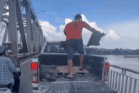 Truy tìm tài xế dừng xe giữa cầu Chương Dương vứt rác xuống sông Hồng