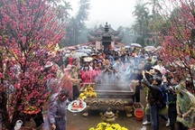 Du lịch “hốt bạc” vì khách lễ rằm tháng Giêng