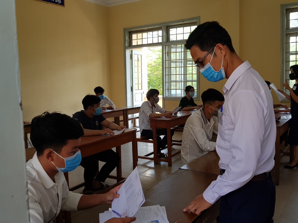 Phòng dịch chặt chẽ trong ngày làm thủ tục dự thi tốt nghiệp THPT đợt 2 - 15 Phòng dịch chặt chẽ trong ngày làm thủ tục dự thi tốt nghiệp THPT đợt 2 - 15