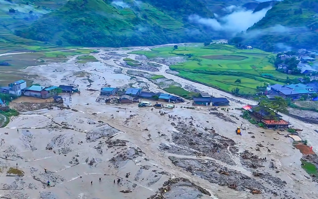 Đất đá sạt lở cuốn bay 30m đường đèo Khau Phạ - 3 Đất đá sạt lở cuốn bay 30m đường đèo Khau Phạ - 3