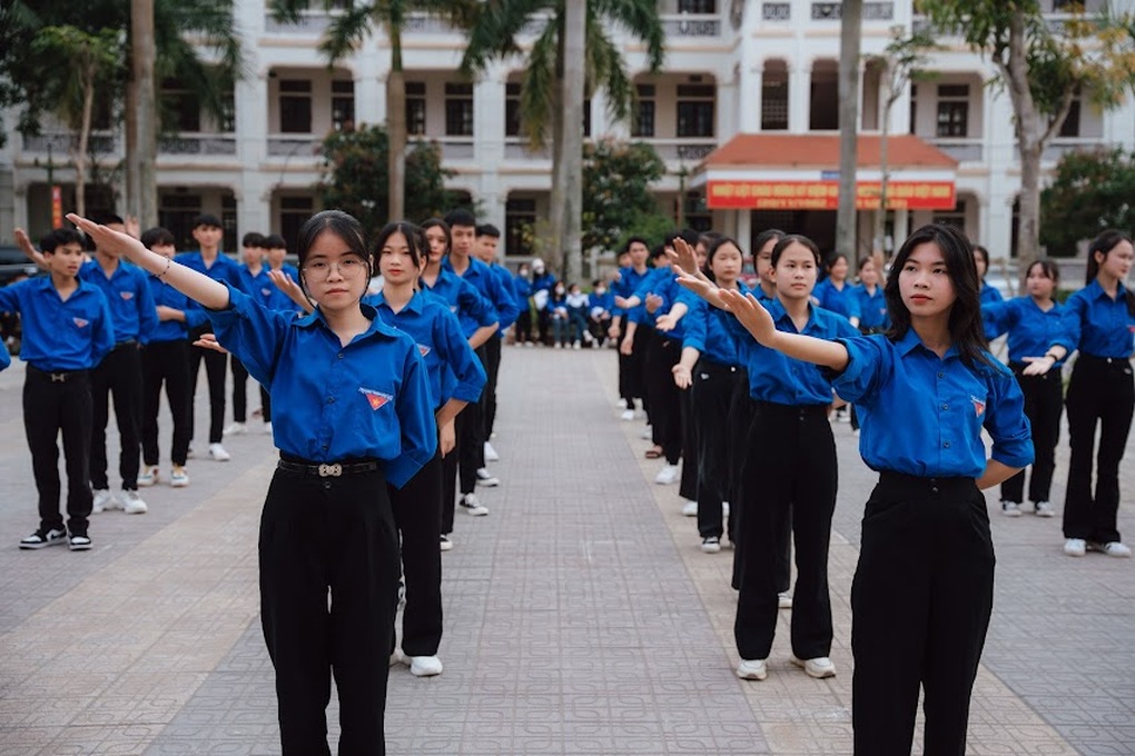 Hình ảnh đồng diễn ấn tượng của 4.000 học sinh chào mừng ngày hội của Đoàn - 7 Hình ảnh đồng diễn ấn tượng của 4.000 học sinh chào mừng ngày hội của Đoàn - 7