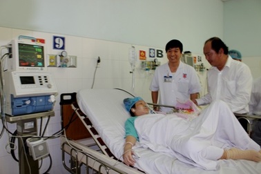 Khen thưởng “nóng” ê kíp cứu sản phụ bị vỡ tử cung