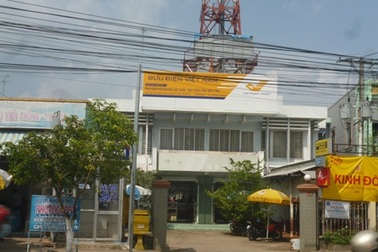 Bảo vệ bưu điện bị cổng sắt đè chết