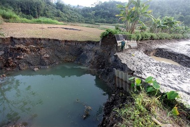 Xuất hiện nhiều hố sụt lún "nuốt chửng" ao cá, bờ ruộng