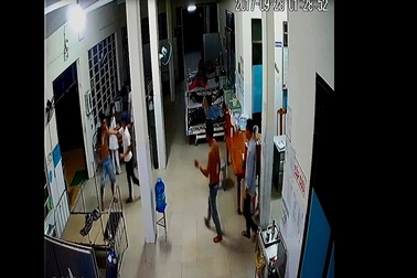 Nhóm thanh niên “đại náo” trung tâm y tế