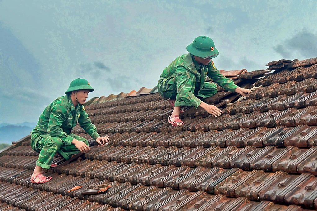 Bộ đội biên phòng giúp dân sửa nhà sau bão Wutip - 1 Bộ đội biên phòng giúp dân sửa nhà sau bão Wutip - 1