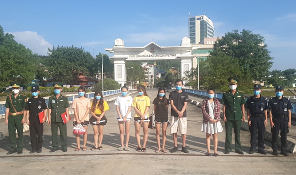 Tiếp nhận 7 người Việt cư trú trái phép tại Trung Quốc - 1 Tiếp nhận 7 người Việt cư trú trái phép tại Trung Quốc - 1