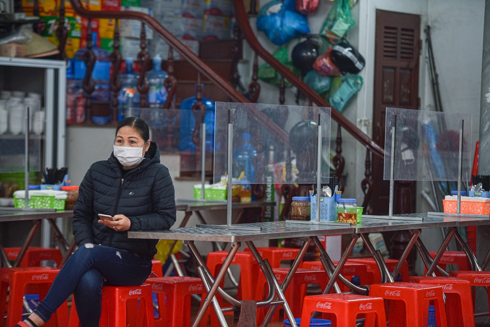 Người dân đứng vái vọng từ xa, tiểu thương ngồi ế khách tại Phủ Tây Hồ - 9 Người dân đứng vái vọng từ xa, tiểu thương ngồi ế khách tại Phủ Tây Hồ - 9
