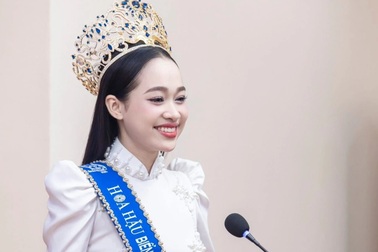 Hoa hậu Nguyễn Thị Mỹ Linh về thăm trường sau khi đăng quang