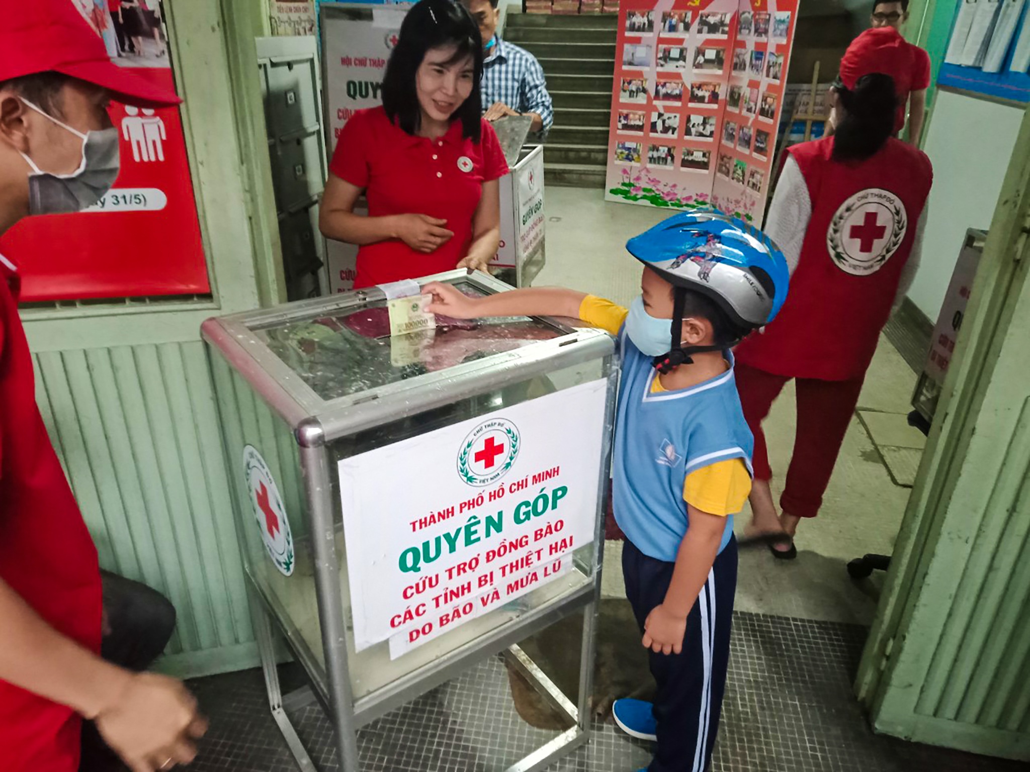 Trắng đêm gói bánh gửi đồng bào miền Trung ruột thịt - 17 Trắng đêm gói bánh gửi đồng bào miền Trung ruột thịt - 17