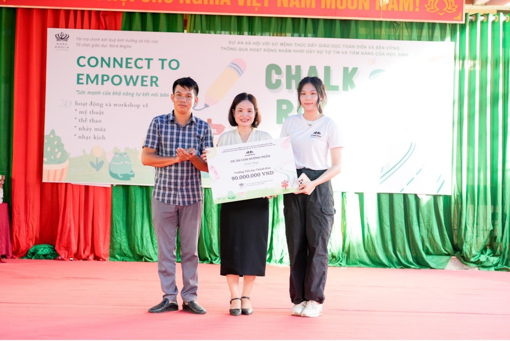 BIS Hà Nội lan tỏa tri thức đến em nhỏ vùng núi qua dự án Chalk Road - 3 BIS Hà Nội lan tỏa tri thức đến em nhỏ vùng núi qua dự án Chalk Road - 3