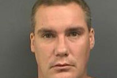 Chồng giam giữ vợ con suốt 3 năm giữa công viên thành phố