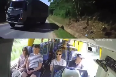 Xe tải vượt ẩu trên đường hẹp, suýt đối đầu xe khách ngược chiều