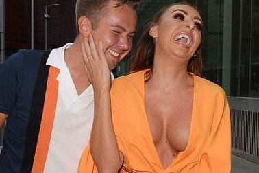 Laura Simpson lộ ngực khủng