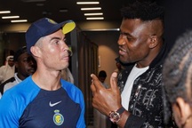 Ronaldo dự khán cuộc so tài giữa Tyson Fury và Ngannou