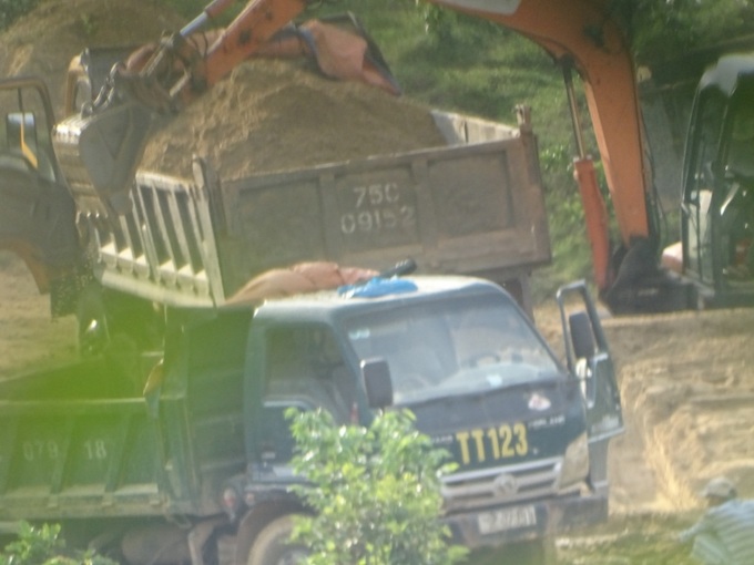 Khai thác cát lòng sông trái phép tại xã Lộc Bổn, huyện Phú Lộc, tỉnh Thừa Thiên Huế