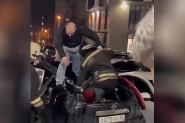 Người đàn ông Nga sống sót sau khi rơi từ tầng 19