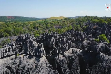 Ớn lạnh rừng đá sắc như lưỡi dao “chọc thẳng” lên trời