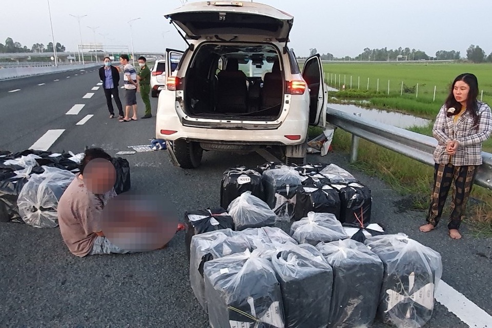 Vợ chồng ở Kiên Giang dùng nhiều biển số ô tô giả đi buôn thuốc lá lậu - 1 Vợ chồng ở Kiên Giang dùng nhiều biển số ô tô giả đi buôn thuốc lá lậu - 1