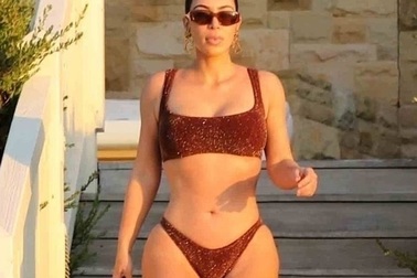 Kim Kardashian khoe dáng chuẩn với áo tắm