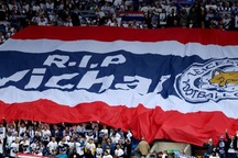Cầu thủ Thái Lan tưởng niệm ông chủ Leicester City ở trận ra quân AFF Cup