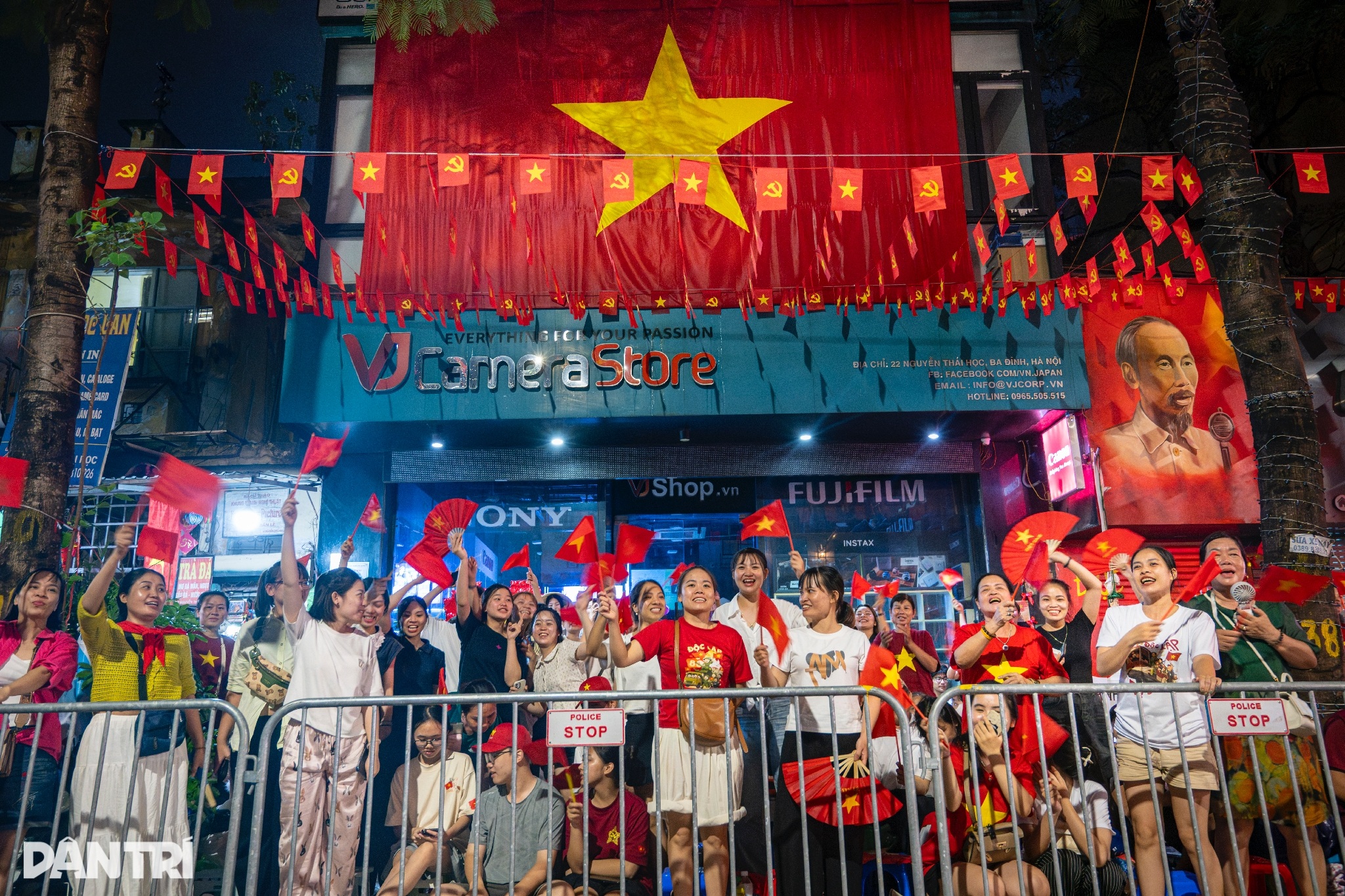 Đêm Hà Nội rộn rã tiếng ca, hàng vạn người hân hoan chờ lễ diễu binh - 2
