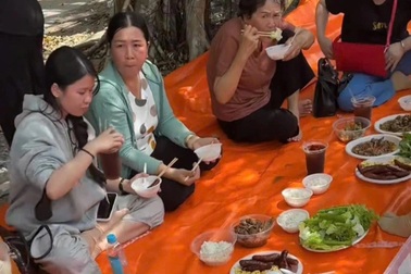 Mang "núi đồ ăn" du lịch: Gắn kết gia đình hay gây khó cho ngành du lịch?