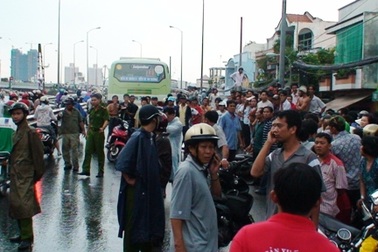 Xe buýt cán chết người dưới chân cầu Nhị Thiên Đường