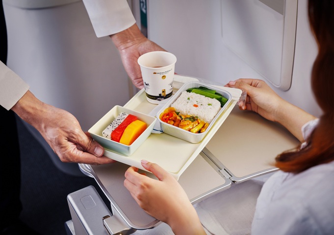 Vietnam Airlines khôi phục và nâng cấp dịch vụ ẩm thực trên chuyến bay - Ảnh 1. Vietnam Airlines khôi phục và nâng cấp dịch vụ ẩm thực trên chuyến bay - Ảnh 1.