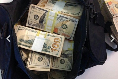 Bí ẩn những gói tiền được cất giấu khắp làng