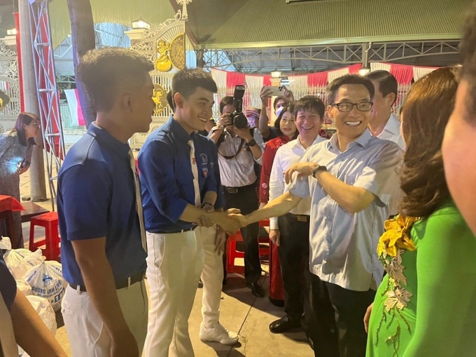 Phó Thủ tướng thăm hỏi và động viên thanh niên địa phương.