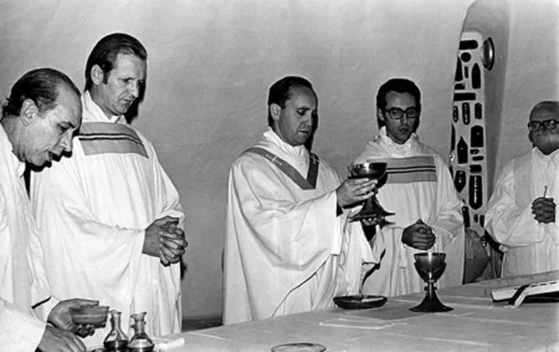 Bức ảnh chụp Giáo hoàng (giữa) vào khoảng năm 1976 ở Argentina (Ảnh: Getty).